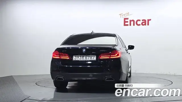 BMW 5 Series 2020 — ფოტო 33/36