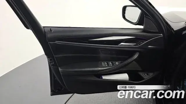 BMW 5 Series 2020 — ფოტო 34/36