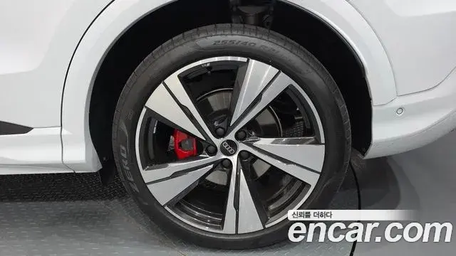 Audi Q5 2025 — Photo 22/42
