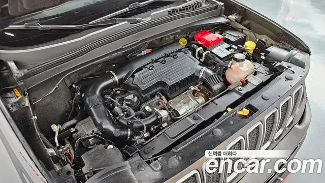 Jeep Renegade 2022 — Şəkil 28/33