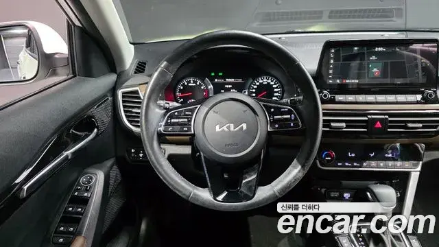 Kia Seltos 2022 — ფოტო 13/20