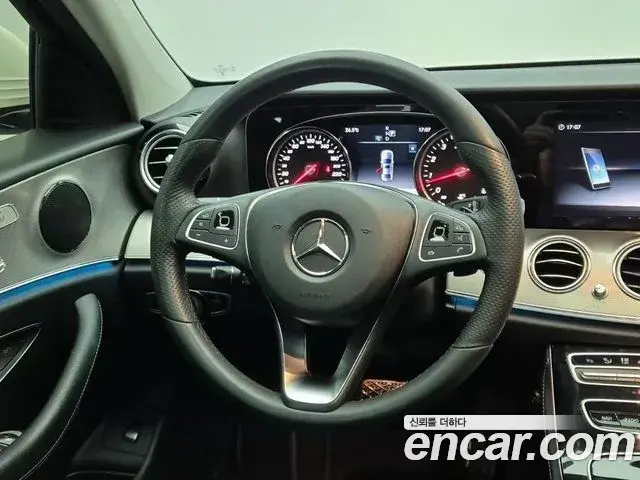 Mercedes-Benz E-Class 2018 — Photo 20/20