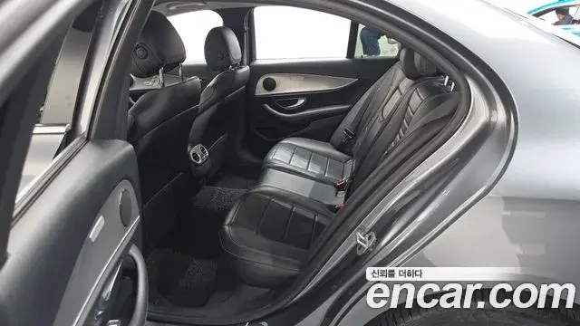 Mercedes-Benz E-Class 2018 — Фото 11/20