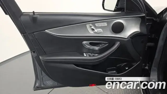 Mercedes-Benz E-Class 2018 — Şəkil 25/32