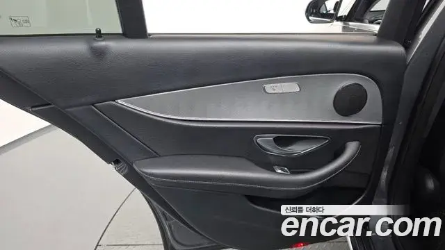 Mercedes-Benz E-Class 2018 — Şəkil 29/32