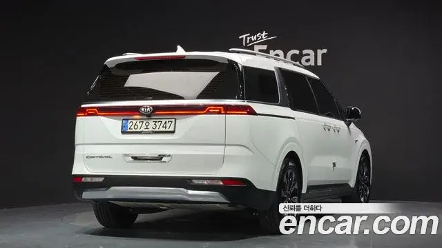Kia Carnival 2021 — ფოტო 20/34