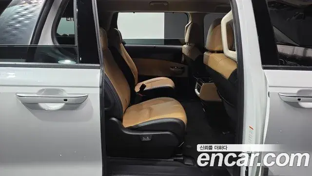 Kia Carnival 2021 — ფოტო 23/34