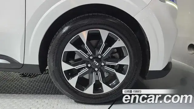 Kia Carnival 2021 — ფოტო 31/34