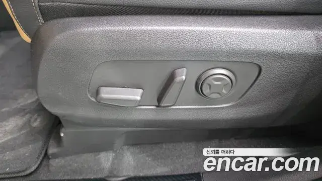 Kia Carnival 2021 — ფოტო 32/34