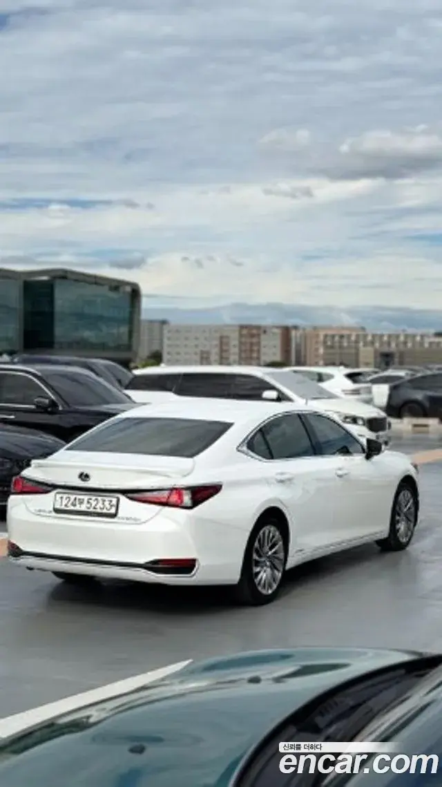 Lexus ES300h 2021 — ფოტო 11/17