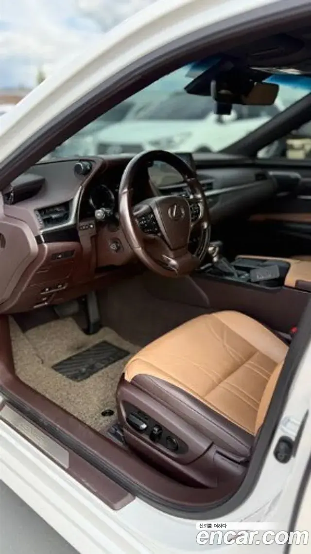Lexus ES300h 2021 — ფოტო 2/17