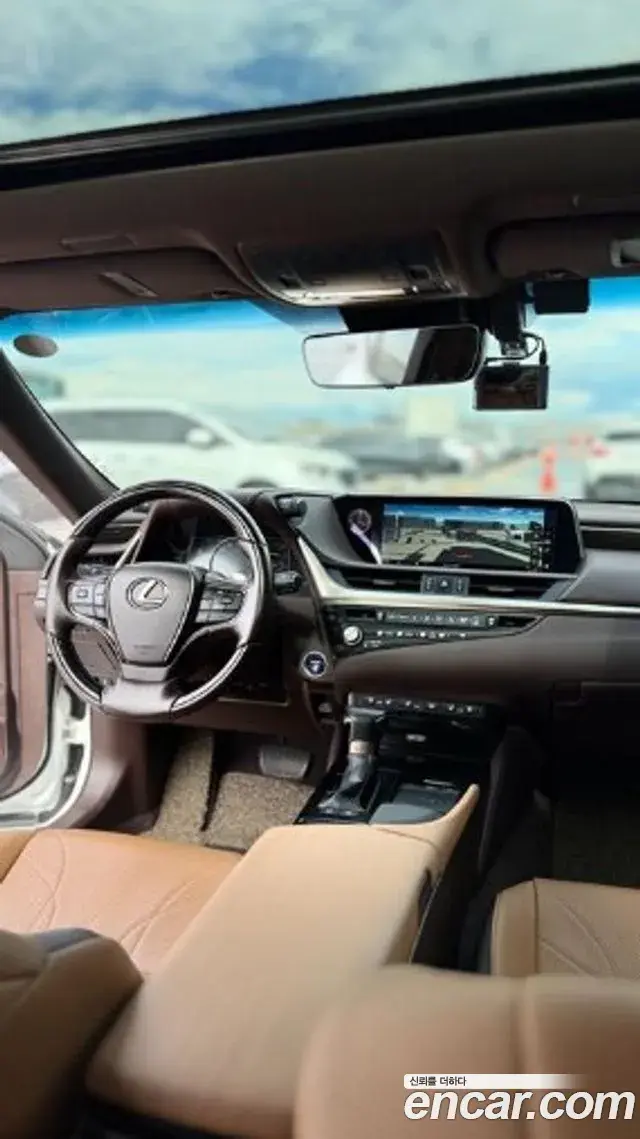 Lexus ES300h 2021 — ფოტო 7/17