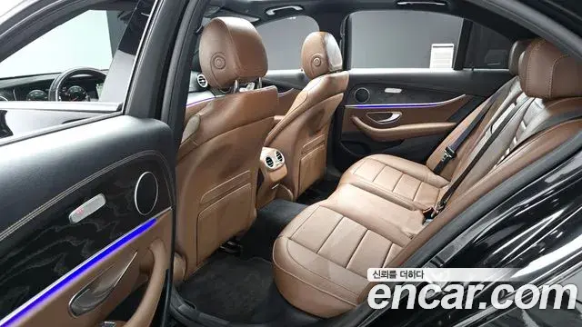 Mercedes-Benz E-Class 2023 — Фото 10/20
