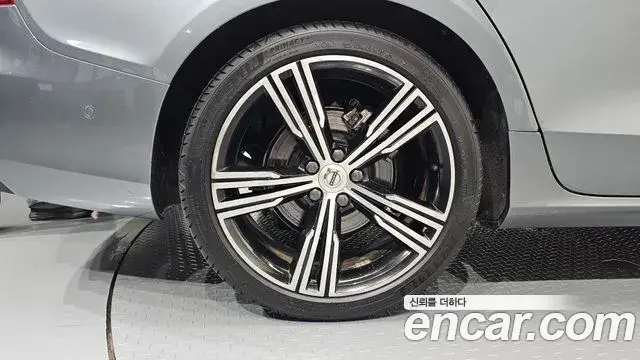 Volvo S60 2019 — Photo 25/37