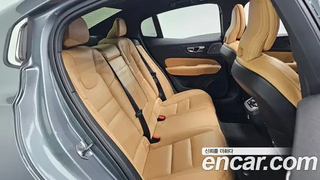 Volvo S60 2019 — Photo 23/37