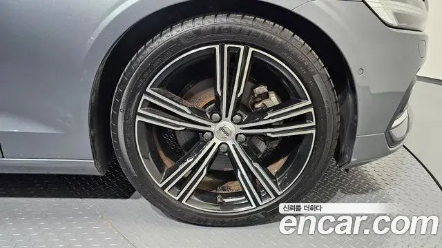 Volvo S60 2019 — Photo 8/37
