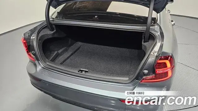 Volvo S60 2019 — Photo 18/37