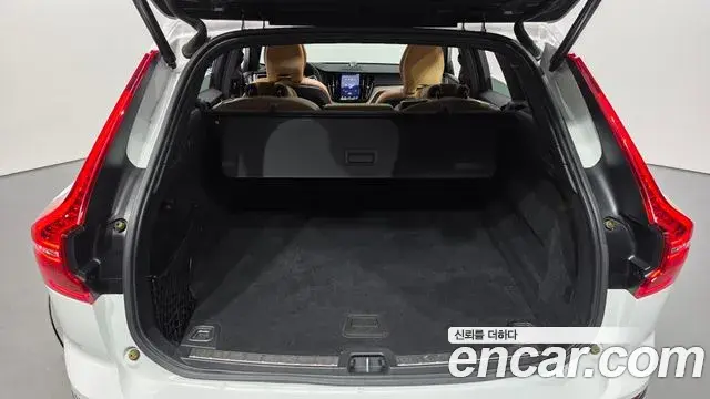 Volvo XC60 2019 — Фото 19/20