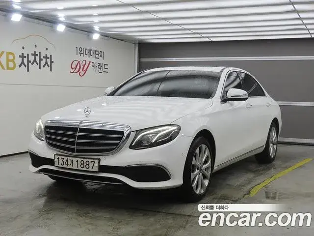 Mercedes-Benz E-Class 2019 — Фото 18/18