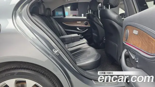 Mercedes-Benz E-Class 2018 — Фото 11/20