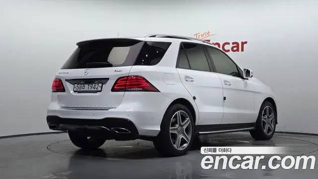 Mercedes-Benz GLE-Class 2018 — Photo 1/20