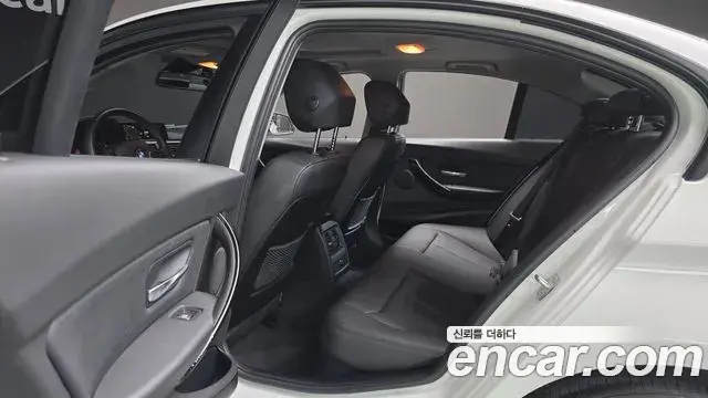 BMW 3 Series 2018 — Фото 16/20