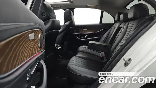 Mercedes-Benz E-Class 2019 — Фото 12/20