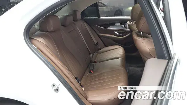 Mercedes-Benz E-Class 2020 — Фото 12/20