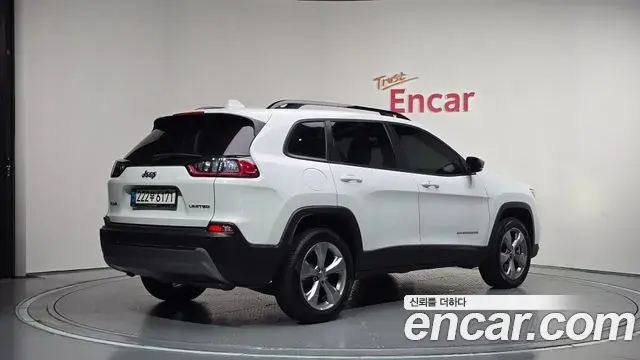 Jeep Cherokee 2022 — Фото 2/20