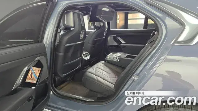 BMW 7 Series 2023 — Фото 11/20