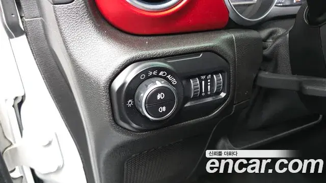 Jeep Wrangler 2020 — Фото 18/20
