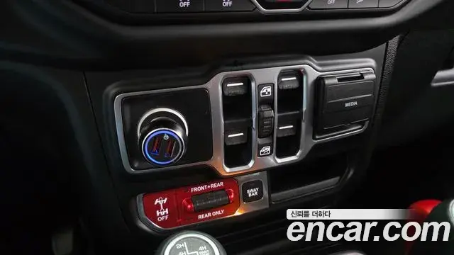 Jeep Wrangler 2020 — Фото 19/20