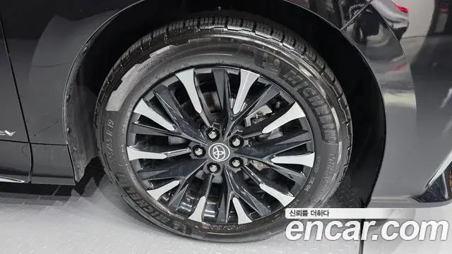 Toyota Alphard 2025 — Photo 28/33