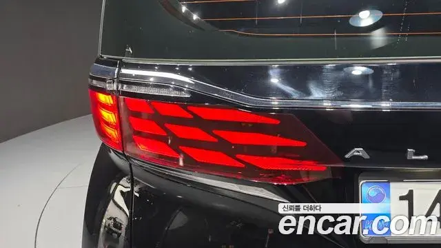 Toyota Alphard 2025 — Photo 5/33