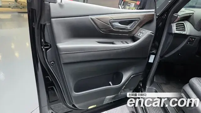 Toyota Alphard 2025 — Photo 32/33