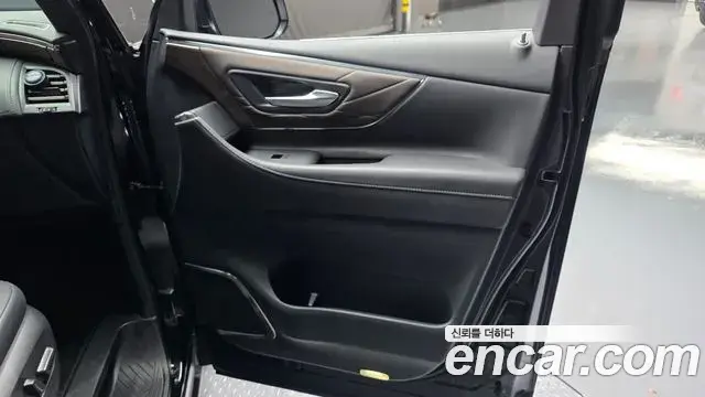 Toyota Alphard 2025 — Photo 25/33