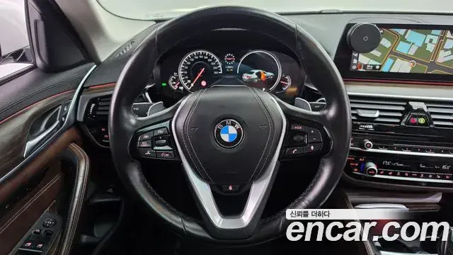 BMW 5 Series 2018 — Фото 14/20