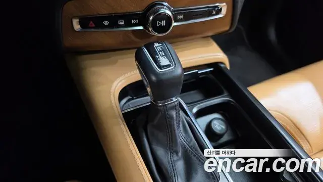 Volvo XC90 2020 — Photo 20/38
