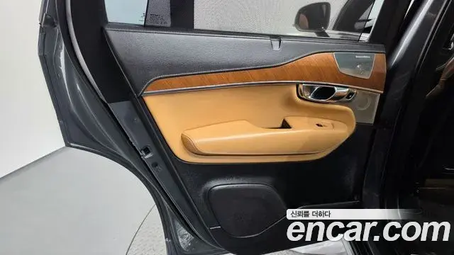 Volvo XC90 2020 — Photo 26/38