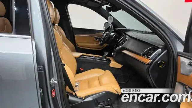 Volvo XC90 2020 — Photo 13/38