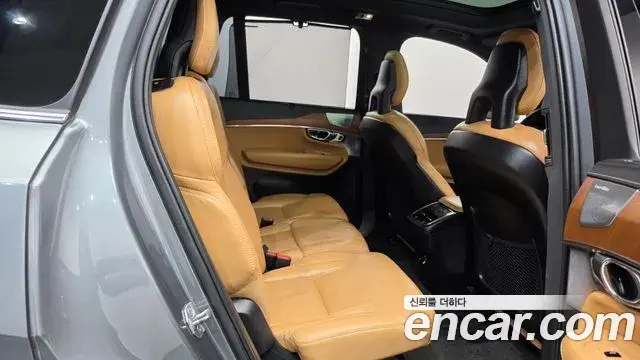 Volvo XC90 2020 — Photo 28/38