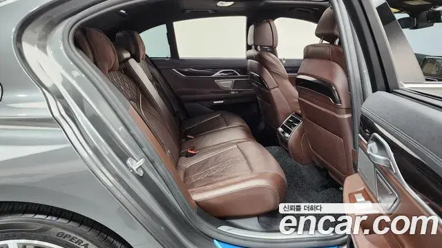 BMW 7 Series 2018 — Фото 12/20