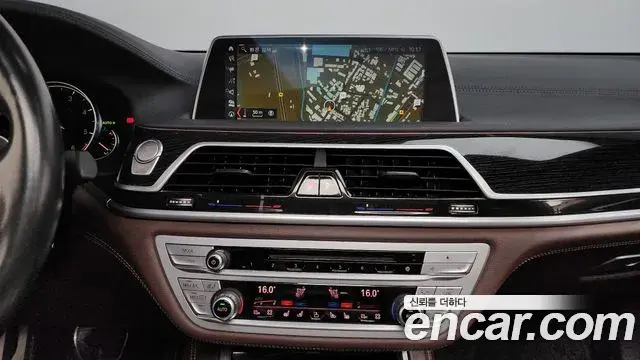 BMW 7 Series 2018 — Фото 14/20