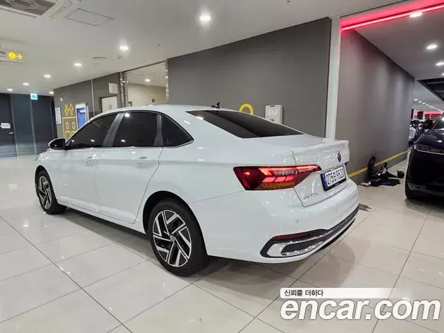 Volkswagen Jetta 2023 — ფოტო 17/20