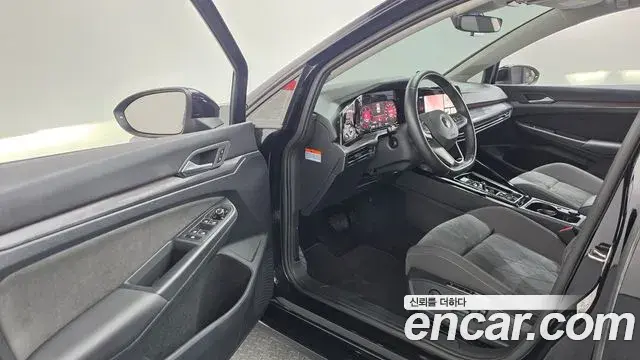 Volkswagen Golf 2023 — Photo 8/20