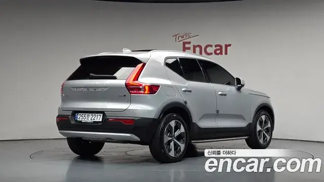 Volvo XC40 2022 — Photo 13/36