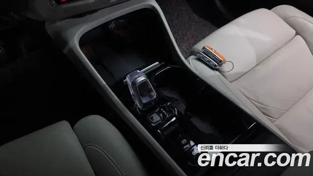 Volvo XC40 2022 — Photo 10/36