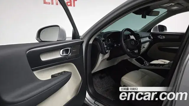 Volvo XC40 2022 — Photo 27/36