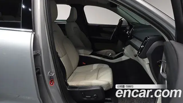 Volvo XC40 2022 — Photo 1/36