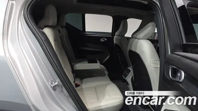 Volvo XC40 2022 — Photo 6/36